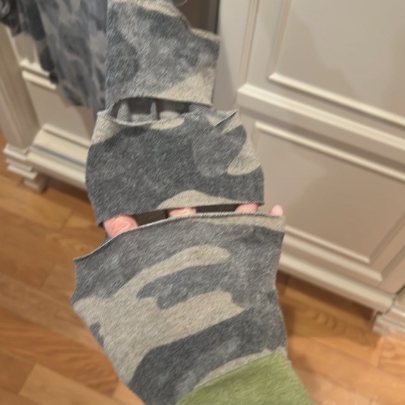 Womens size Large 143 Story by Line Up Camo long sleeve shirt with arm slits - Picture 3 of 8